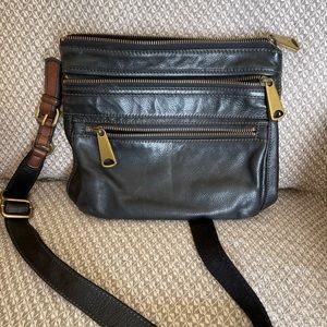 Fossil Explorer crossbody leather bag in excellent condition, clean !